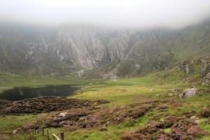 uma vista do campo de gales em snowdonia perto do lago ogwen foto