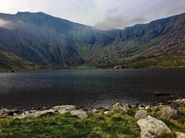 uma vista do campo de gales em snowdonia perto do lago ogwen foto