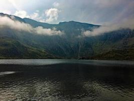 uma vista do campo de gales em snowdonia perto do lago ogwen foto