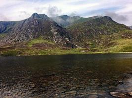 uma vista do campo de gales em snowdonia perto do lago ogwen foto