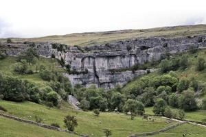 uma vista de yorkshire moors perto de mallam cove foto