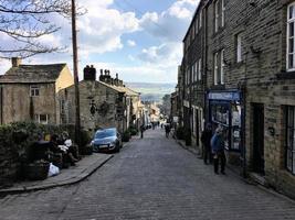 uma vista da cidade de haworth em yorkshire foto