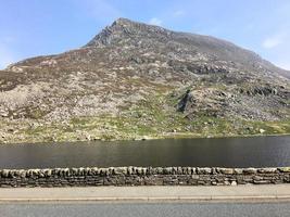 uma vista do campo de gales em snowdonia perto do lago ogwen foto