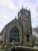 uma vista da igreja haworth em yorkshire foto