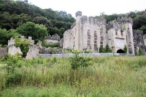 abergele em gales no reino unido em maio de 2015. uma vista do castelo gwrych foto