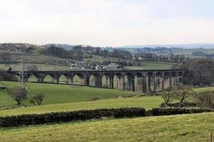 uma vista do viaduto hewnden em yorkshire foto