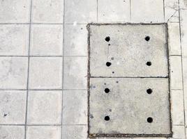 tampa de bueiro de concreto no pavimento. foto