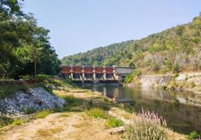 o grande portão da barragem de represamento para o sistema de irrigação. foto