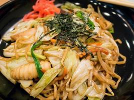 yakisoba, macarrão frito japonês foto