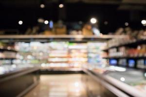 geladeira de mercearia de supermercado abstrato turva fundo desfocado com luz bokeh foto