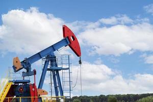 indústria petrolífera. plataformas de petróleo. bombas de óleo em um fundo de céu azul com nuvens. copie o espaço. foto