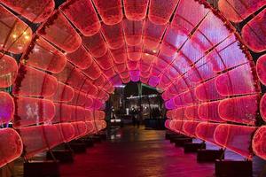 ano novo e decorações de natal na rua na forma de um túnel de néon. copie o espaço. foto