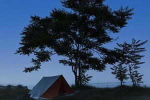 acampar com uma barraca turística à beira-mar. estilo de vida ativo. foto