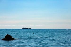 navio de guerra russo em uma viagem ao mar negro. foto