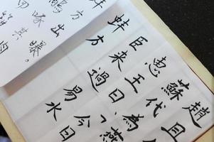 escrevendo caligrafia chinesa