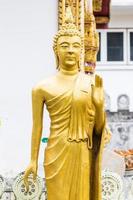 estátua de Buda de ouro tailandês em pé foto