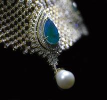 colar de diamantes e esmeraldas para mulheres foto