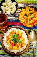 arroz com curry grão de bico com legumes e pão árabe com ervas