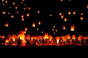 festival de lanternas infundadas de loy krathong e yi peng, na Tailândia foto