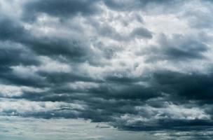 céu dramático escuro e nuvens. fundo para a morte e o conceito triste. céu cinza e nuvens brancas fofas. trovão e céu de tempestade. céu triste e temperamental. fundo da natureza. abstrato morto. paisagem de nuvens. foto