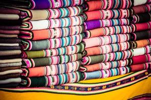tecido colorido no mercado em peru, américa do sul