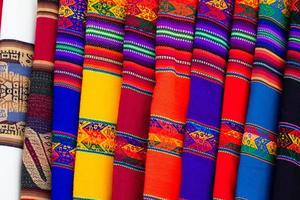 tecido colorido no mercado em peru, américa do sul