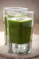 smoothie verde em um copo de shot