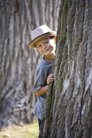 retrato de um menino usando chapéu foto