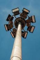 torre de holofotes com fundo de céu azul foto