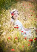 menina vestido branco no campo de trigo dourado