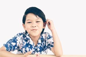 foto de estilo vintage de menino asiático tomando sorvete