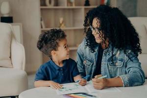 linda família afro-americana de mãe e filho passando tempo em casa foto