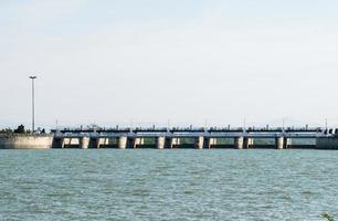 os muitos grandes portões do vertedouro de serviço na barragem do reservatório. foto