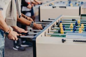 conceito de atividades ao ar livre. jovens jogadores do sexo masculino desfrutam de descanso durante o tempo livre, como jogos de azar, aproveitam o tempo de recreação e kicker foto