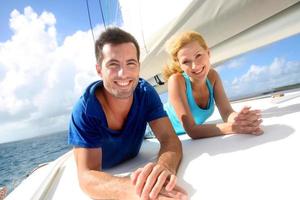 retrato de jovem casal em um veleiro foto