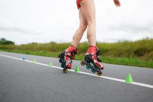 pernas de menina tendo exercício de patins foto