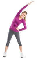 mulher feliz com os braços levantados, fazendo exercícios de alongamento foto