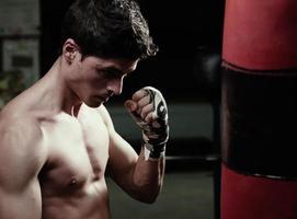 jovem boxeador caucasiano