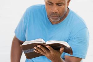 homem afro-americano lendo. foto