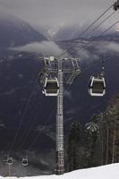 teleférico nas montanhas caucasianas foto