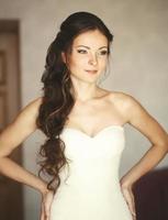 jovem noiva caucasiana em casa foto