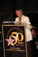 los angeles, 3 de novembro - roger wllliams chega à calçada da fama de hollywood celebração do 50º aniversário em hollywood e highland em 3 de novembro de 2010 em los angeles, ca foto