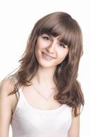 jovem mulher caucasiana com suportes de dentes ortodônticos foto