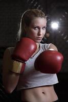 atlética garota usando luvas de boxe