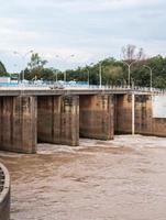 pequena barragem de concreto. foto