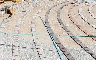 pavimento de tijolo curva em construção. foto