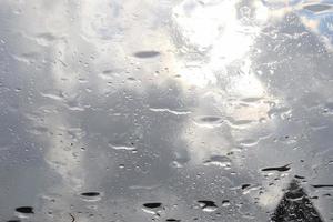 gotas de chuva escorrendo pela janela do carro em uma vista de perto. foto