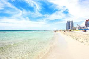 paisagem panorâmica da praia. praia tropical vazia e marinha. foto