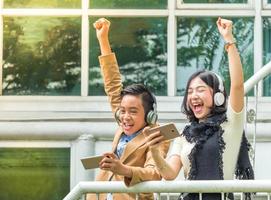 meninos e meninas jogando jogos em telefones celulares foto