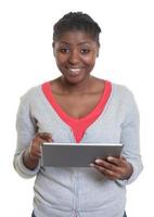 mulher afro-americana trabalhando com tablet